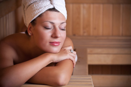 Frau in der Sauna